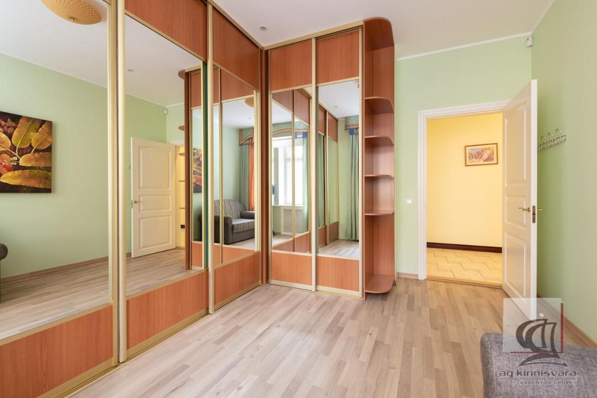 Elegant 5 Bedr Apartment With Sauna In The Centre, Near Viru And Old Town, With Private Parking Tallinn Exterior photo